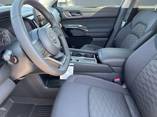 Photo of 2025 Everest White Pearl Tricoat Nissan Pathfinder