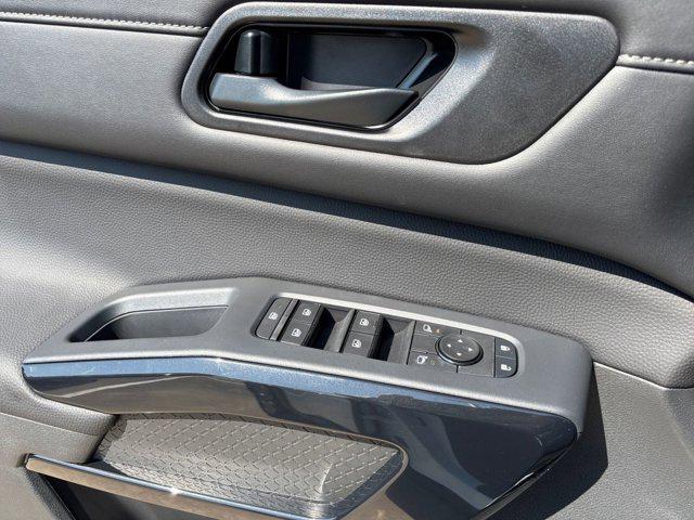 Photo of 2025 Everest White Pearl Tricoat Nissan Pathfinder