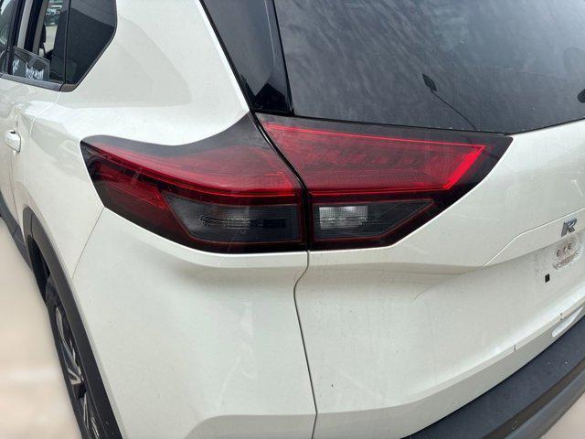 Photo of 2021 Pearl White Tricoat Nissan Rogue