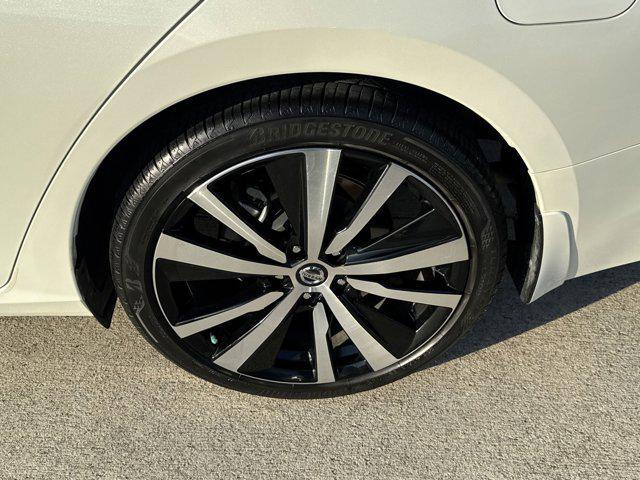 Photo of 2022 Pearl White Tricoat Nissan Altima