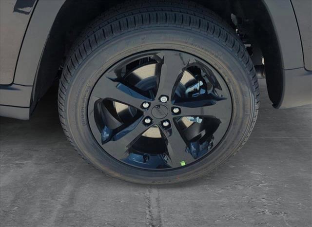 Photo of 2025 Diamond Black Crystal Pearlcoat Jeep Grand Cherokee L