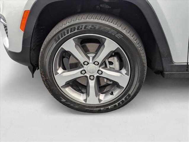 Photo of 2023 Silver Zynith Jeep Grand Cherokee 4xe