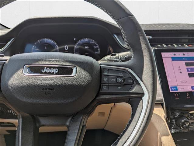 Photo of 2025 Diamond Black Crystal Pearlcoat Jeep Grand Cherokee L