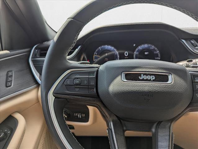 Photo of 2025 Diamond Black Crystal Pearlcoat Jeep Grand Cherokee L