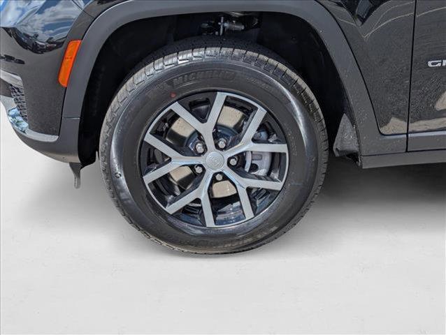 Photo of 2025 Diamond Black Crystal Pearlcoat Jeep Grand Cherokee L