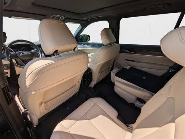 Photo of 2025 Diamond Black Crystal Pearlcoat Jeep Grand Cherokee L