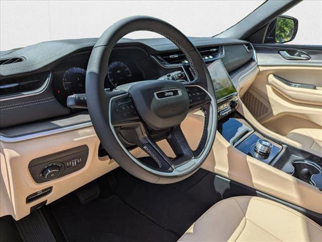 Photo of 2025 Diamond Black Crystal Pearlcoat Jeep Grand Cherokee L