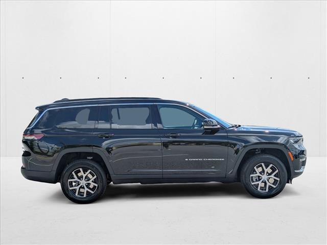Photo of 2025 Diamond Black Crystal Pearlcoat Jeep Grand Cherokee L
