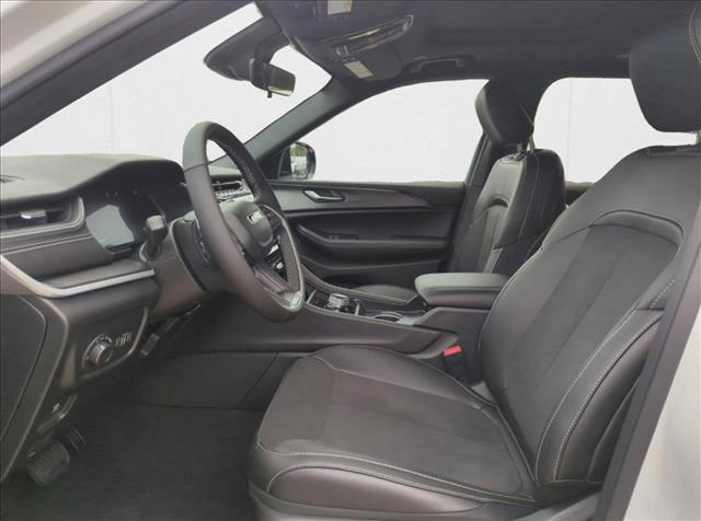 Photo of 2025 Bright White Clearcoat Jeep Grand Cherokee L