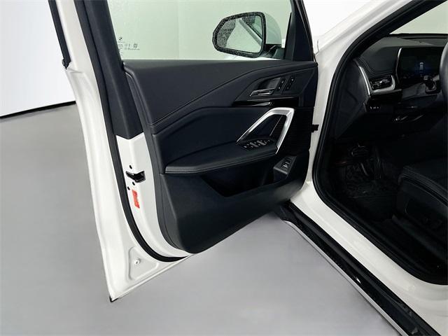 Photo of 2025 Alpine White BMW X1