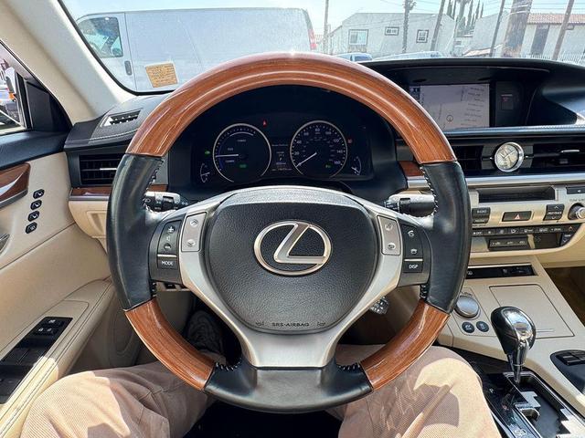 Photo of 2013 White Lexus ES 300h