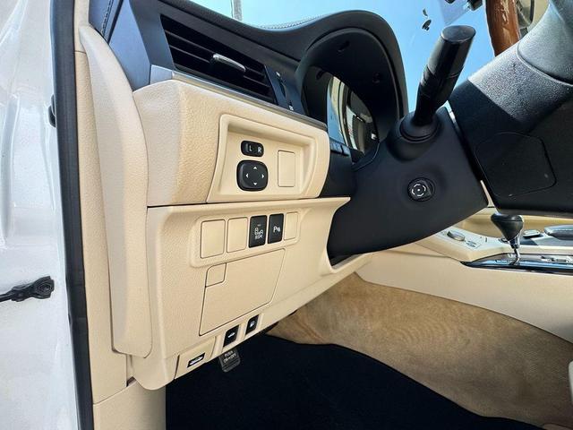 Photo of 2013 White Lexus ES 300h