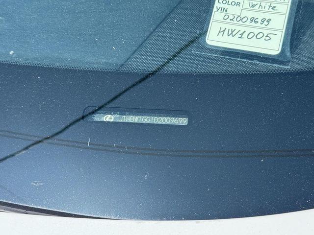 Photo of 2013 White Lexus ES 300h