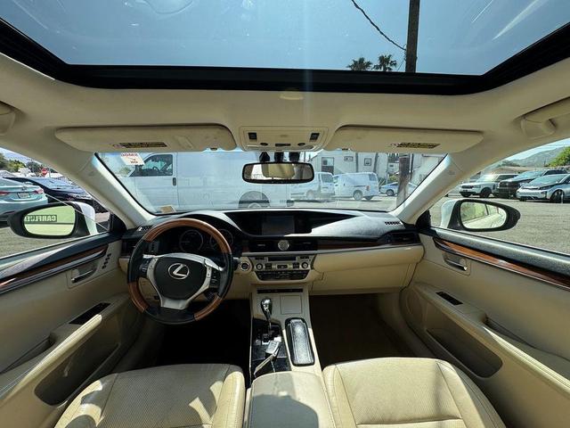 Photo of 2013 White Lexus ES 300h