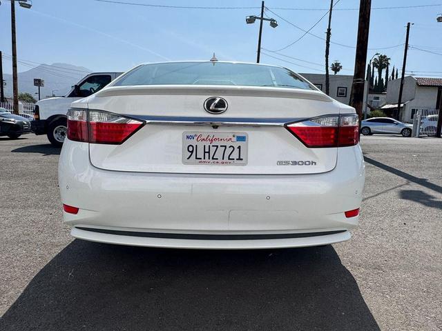 Photo of 2013 White Lexus ES 300h