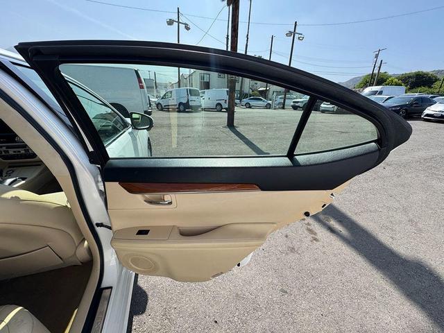 Photo of 2013 White Lexus ES 300h