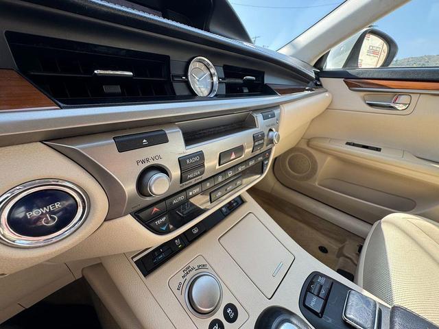 Photo of 2013 White Lexus ES 300h