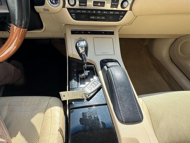 Photo of 2013 White Lexus ES 300h