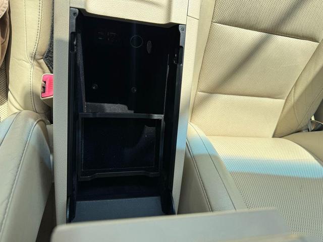 Photo of 2013 White Lexus ES 300h