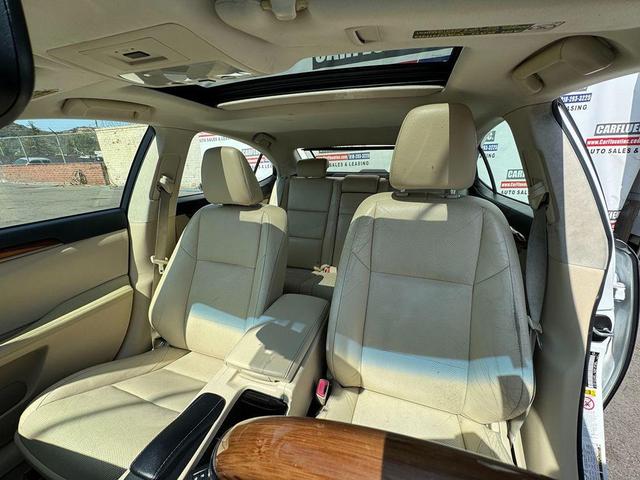 Photo of 2013 White Lexus ES 300h