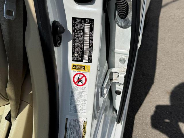 Photo of 2013 White Lexus ES 300h