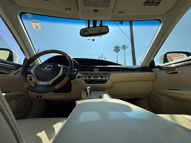 Photo of 2013 White Lexus ES 300h