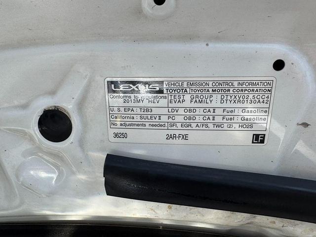Photo of 2013 White Lexus ES 300h