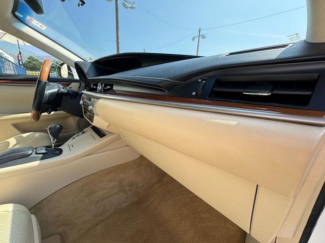 Photo of 2013 White Lexus ES 300h