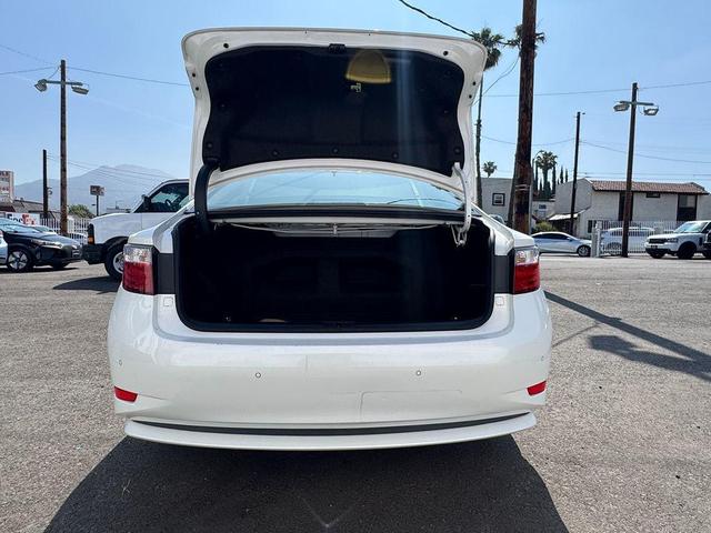 Photo of 2013 White Lexus ES 300h