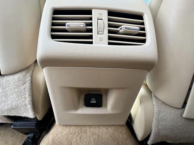 Photo of 2013 White Lexus ES 300h