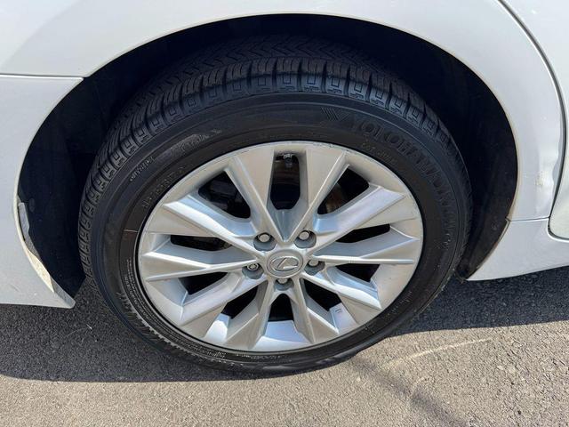 Photo of 2013 White Lexus ES 300h