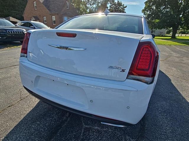Photo of 2016 Bright White Clearcoat Chrysler 300