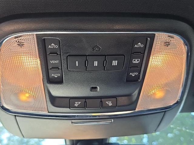Photo of 2016 Bright White Clearcoat Chrysler 300