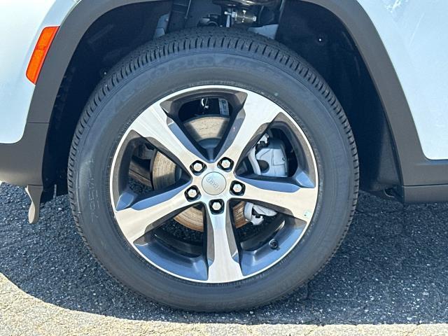 Photo of 2025 Bright White Clearcoat Jeep Grand Cherokee