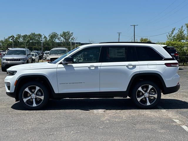 Photo of 2025 Bright White Clearcoat Jeep Grand Cherokee