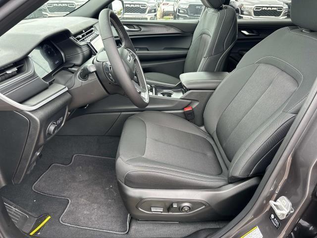 Photo of 2025 Metallic Jeep Grand Cherokee L