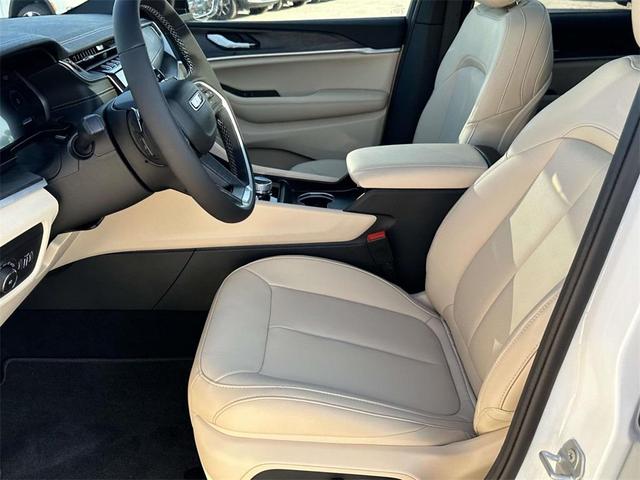 Photo of 2025 Bright White Clearcoat Jeep Grand Cherokee