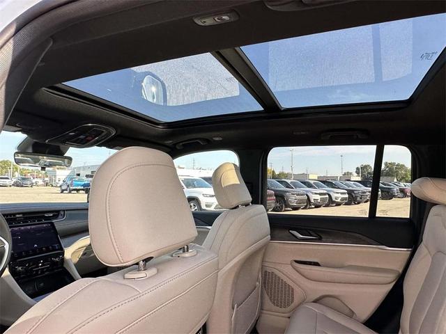 Photo of 2025 Bright White Clearcoat Jeep Grand Cherokee