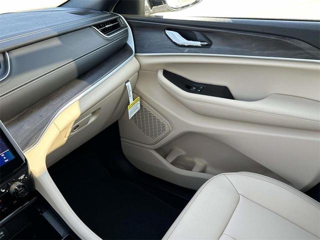 Photo of 2025 Bright White Clearcoat Jeep Grand Cherokee