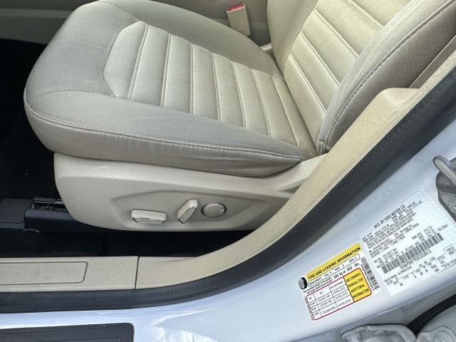 Photo of 2014 Oxford White Ford Fusion
