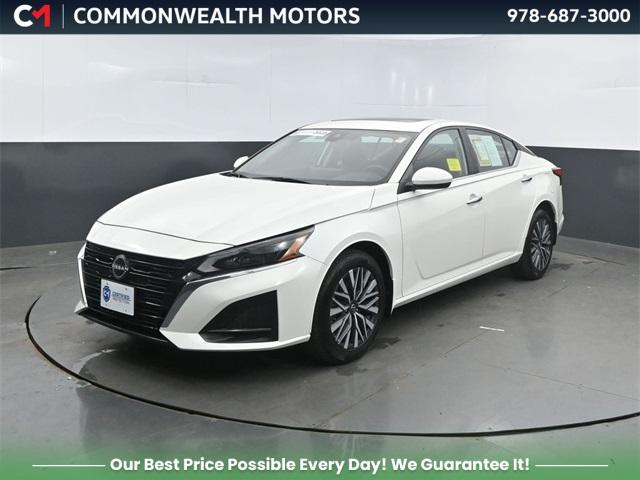 Photo of 2023 White Nissan Altima