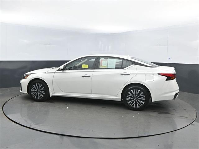 Photo of 2023 White Nissan Altima