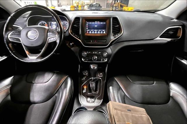 Photo of 2019 Granite Crystal Metallic Clearcoat Jeep Cherokee