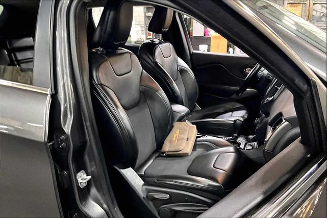 Photo of 2019 Granite Crystal Metallic Clearcoat Jeep Cherokee