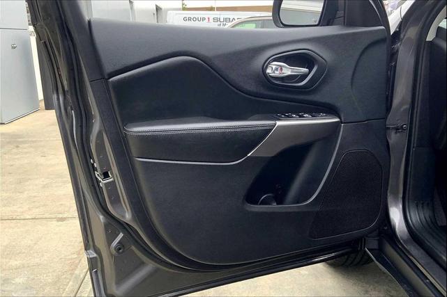 Photo of 2019 Granite Crystal Metallic Clearcoat Jeep Cherokee