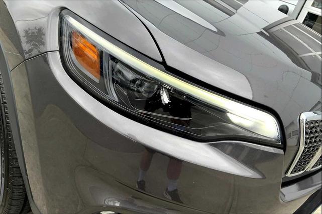 Photo of 2019 Granite Crystal Metallic Clearcoat Jeep Cherokee