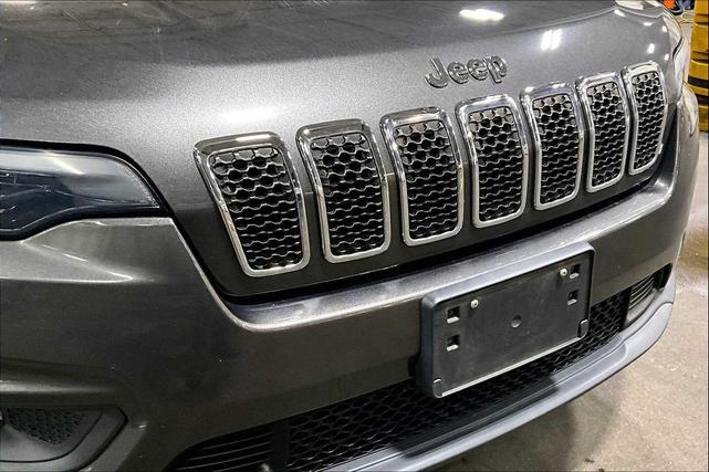 Photo of 2019 Granite Crystal Metallic Clearcoat Jeep Cherokee