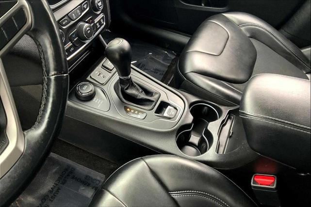Photo of 2019 Granite Crystal Metallic Clearcoat Jeep Cherokee