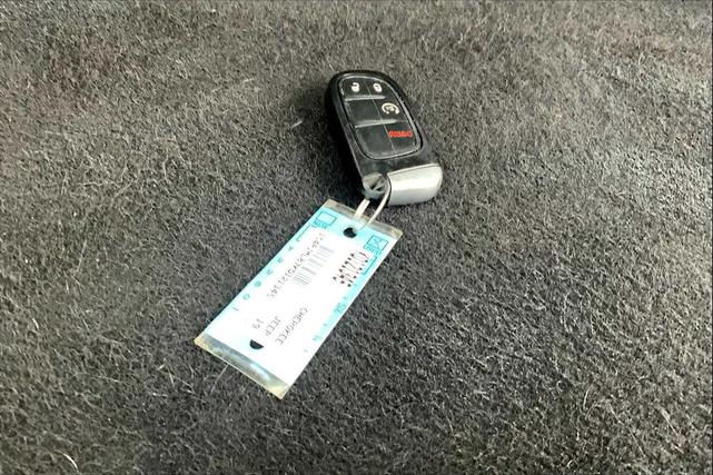 Photo of 2019 Granite Crystal Metallic Clearcoat Jeep Cherokee
