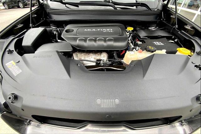 Photo of 2019 Granite Crystal Metallic Clearcoat Jeep Cherokee